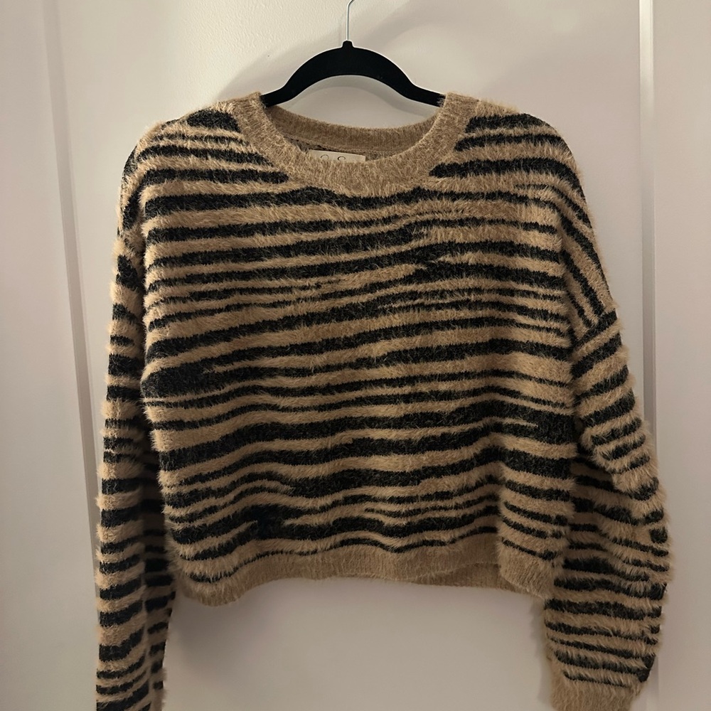 Jessica Simpson size M crop sweater
